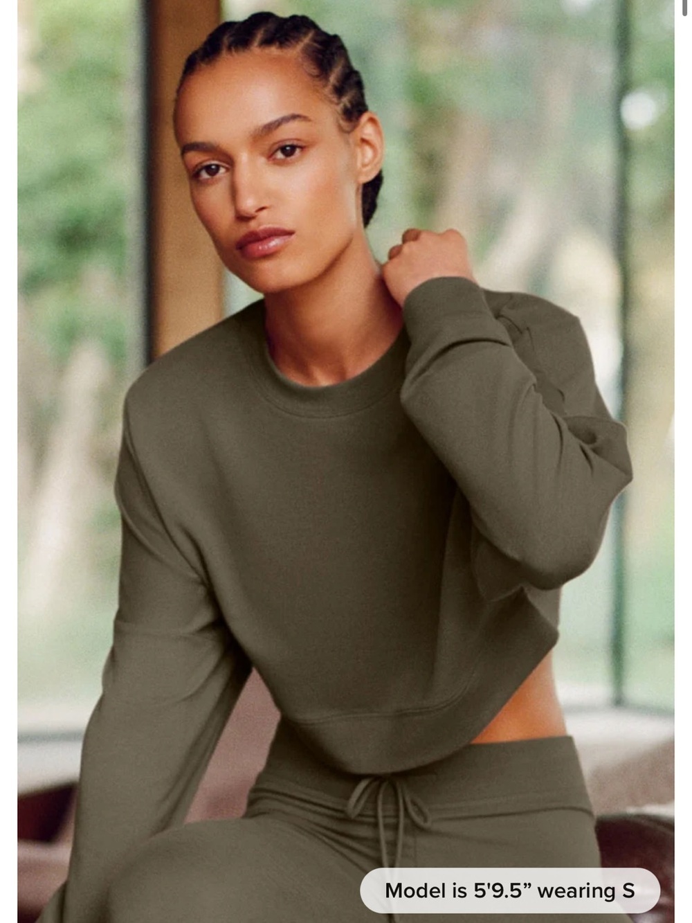 ALO Yoga Cropped Crewneck Sweatshirt and yoga pants in Olive